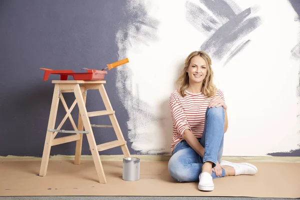 Smiling middle aged woman painting — Stock Photo, Image