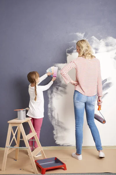 Мати і дочка розмальовують стіну — стокове фото
