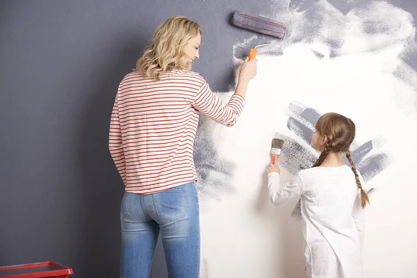 Donna e la sua daugther pittura — Foto Stock