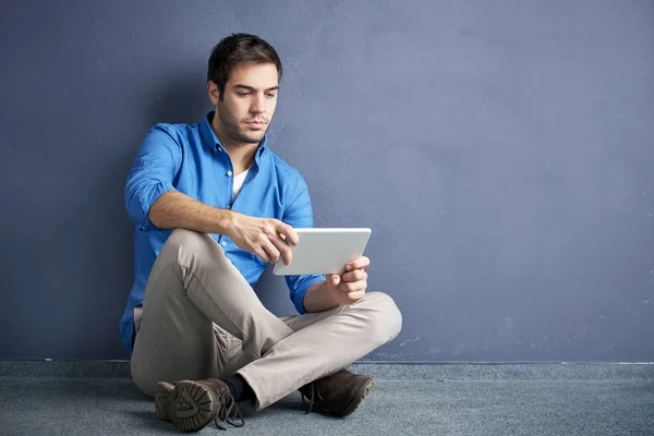 Young man using l tablet — Stock Photo, Image