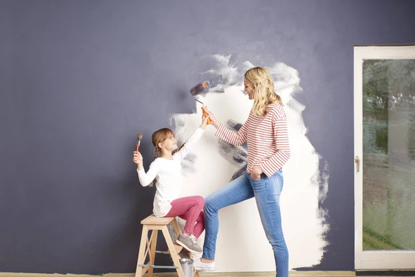Anya és lánya festészet fal — Stock Fotó