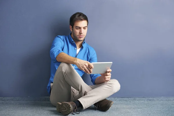 Νεαρός άνδρας χρησιμοποιώντας l tablet — Φωτογραφία Αρχείου