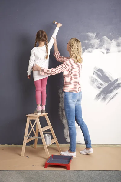 Madre e la sua carina figlia pittura muro — Foto Stock