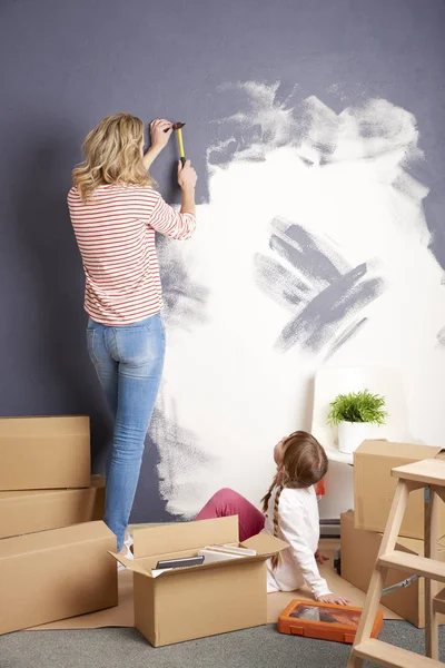 Madre e figlia utilizzando strumenti — Foto Stock