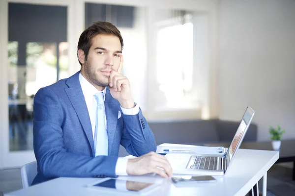 Homem de negócios com laptop sentado — Fotografia de Stock