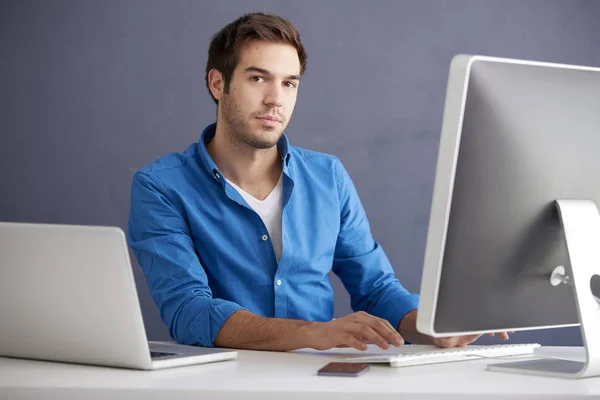 Ung affärsman arbetar online. — Stockfoto