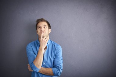 yakışıklı genç adam derin düşündüm 