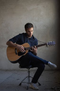 onun gitar pratik adam. 