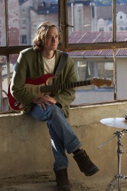 onun elektro gitar üzerinde pratik müzisyen.