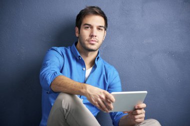  Dijital tablet kullanan adam.