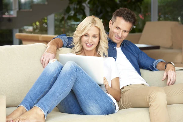 Para siedzi z laptopa w domu. — Zdjęcie stockowe