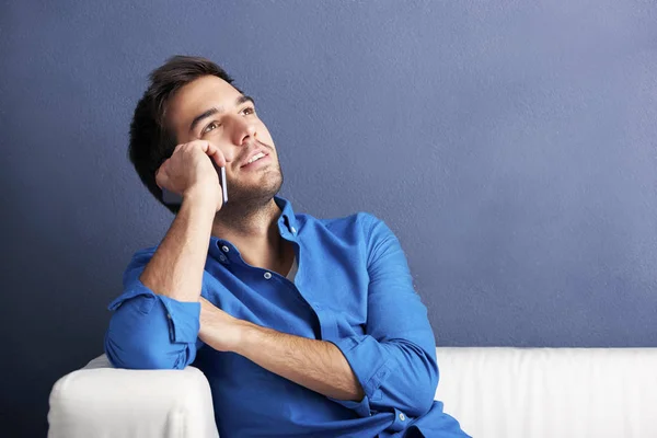 Jeune homme avec téléphone relaxant — Photo