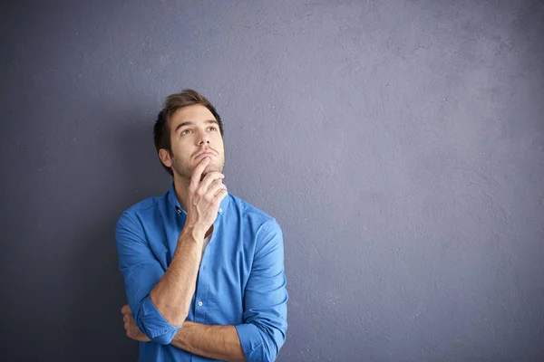 Joven profundamente en el pensamiento — Foto de Stock