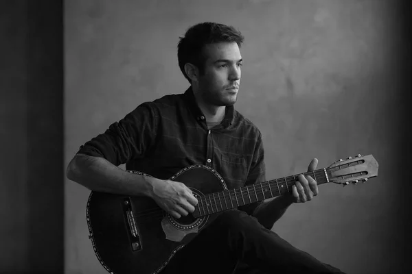 Músico tocando sua guitarra acústica . — Fotografia de Stock