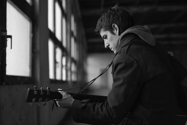 Onun akustik gitar çalmak müzisyen. — Stok fotoğraf