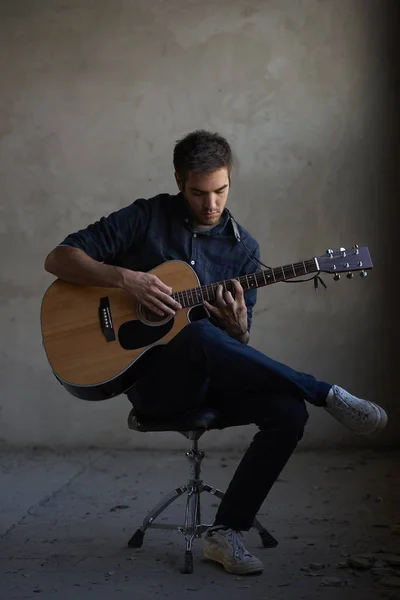 Homem praticando em sua guitarra . — Fotografia de Stock