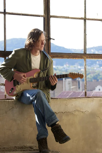 onun elektro gitar üzerinde pratik müzisyen.