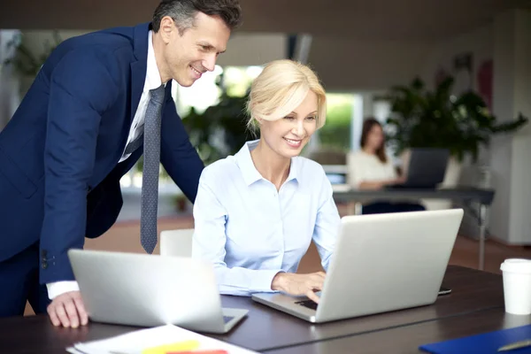 Équipe travaillant ensemble au bureau — Photo