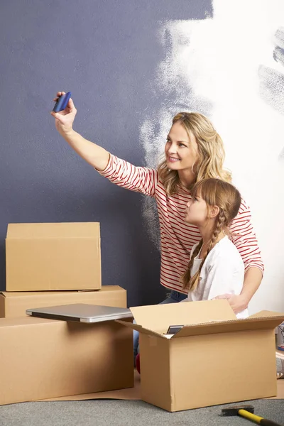 Madre e figlia taking selfie — Foto Stock