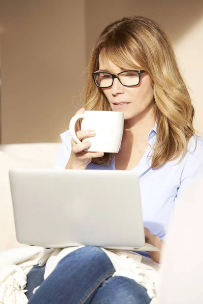 Middelste leeftijd vrouw met behulp van haar laptop — Stockfoto