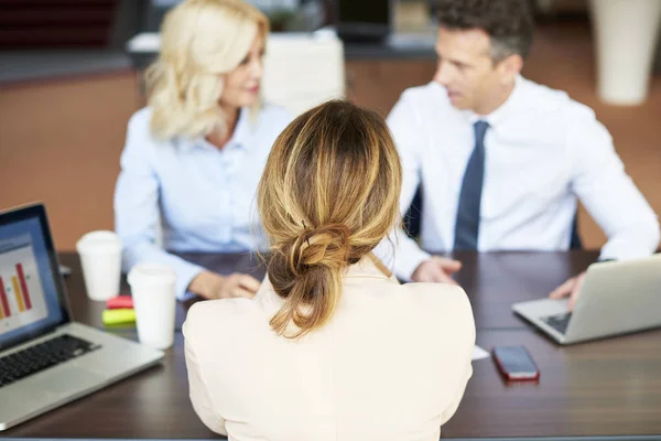 Les gens d'affaires assis au bureau — Photo