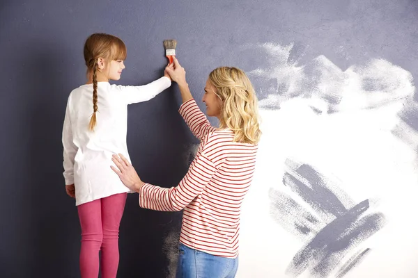 Madre aiutando la figlia a dipingere — Foto Stock