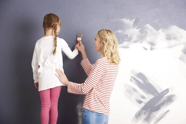 Madre aiutando la figlia a dipingere — Foto Stock