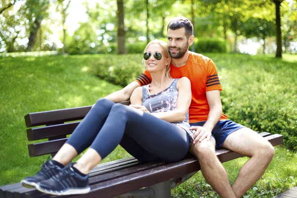 Sporty couple relaxing — Stock Photo, Image