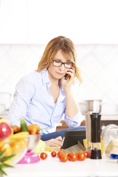 Frau telefoniert — Stockfoto