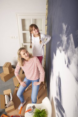  kızı ve onun annesi boyama duvar