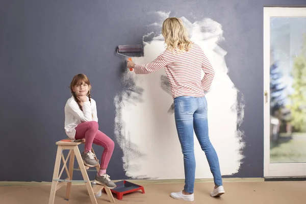 Donna e e la sua carina figlia pittura — Foto Stock