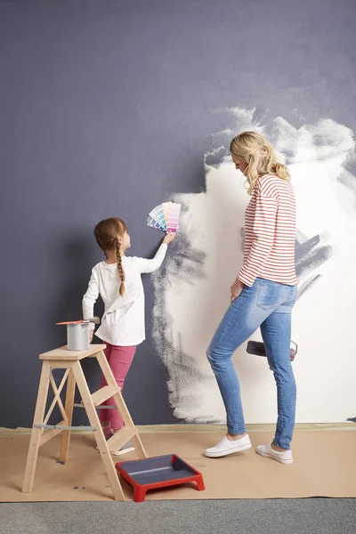 Donna e e la sua carina figlia pittura — Foto Stock