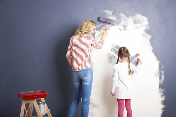 Hija y su madre pintando pared —  Fotos de Stock