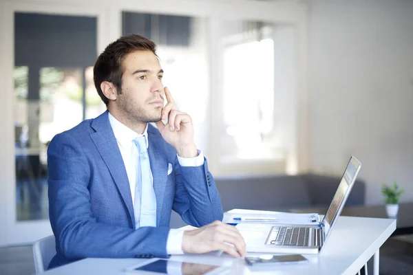 Zakenman zittend op zijn werkplek — Stockfoto