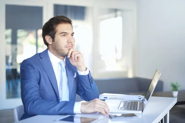 Affärsman som sitter på sin arbetsplats — Stockfoto
