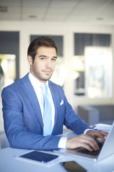 Zakenman zit voor laptop — Stockfoto