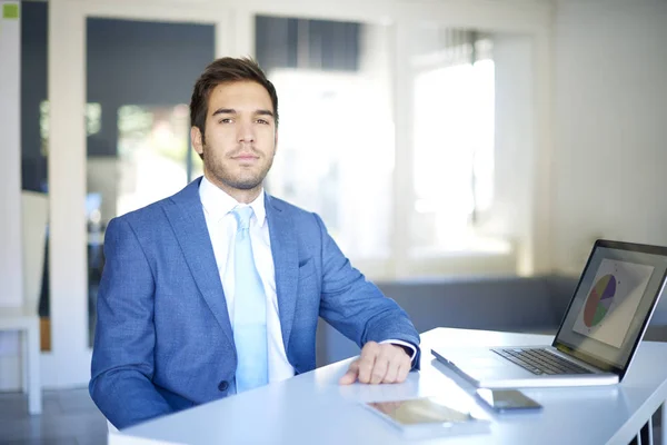 Zakenman zit voor laptop — Stockfoto