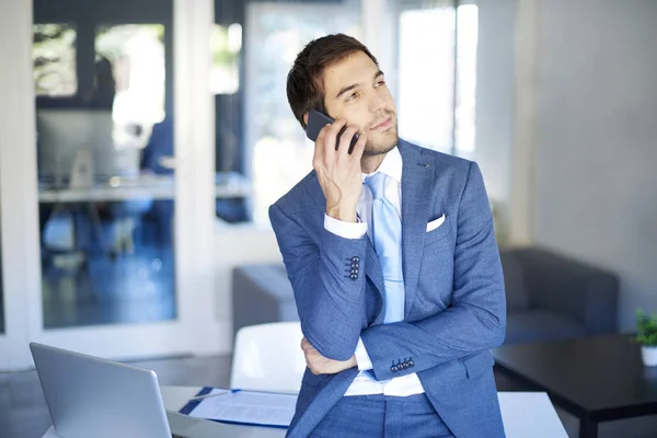 Succesvolle zakenman maken oproep — Stockfoto