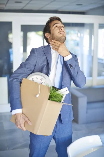 Hombre de negocios de la mano un bo de cartón — Foto de Stock