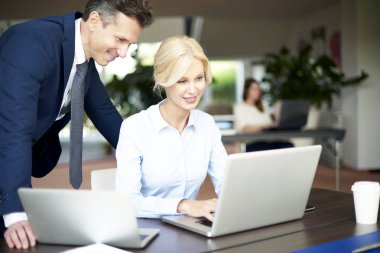 Ekip ofiste birlikte çalışıyor.