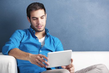 Dijital tablet kullanan adam