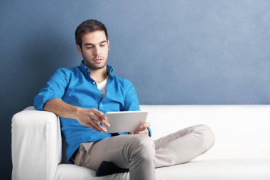 Dijital tablet kullanan adam