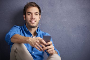 yakışıklı delikanlı cep telefonunu kullanma