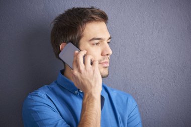 yakışıklı bir genç adam konuşuyor