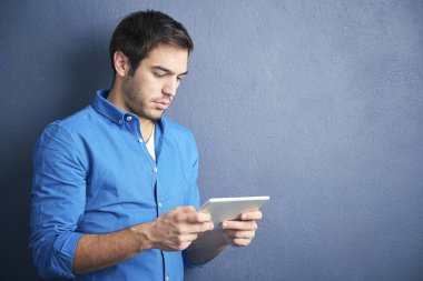 Casual adam dijital tablet kullanma 