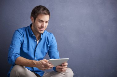  onun dijital tablet kullanırken oturan adam