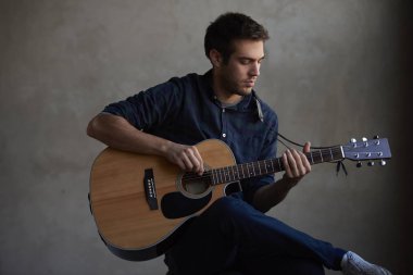 genç adam onun gitar holding