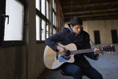 genç adam onun gitar çalmak.