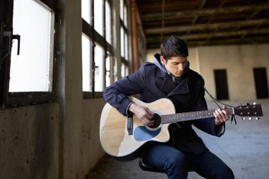 genç adam onun gitar çalmak.