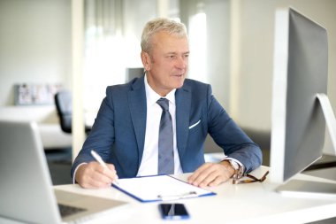  işadamı biraz evrak işi yapıyor 